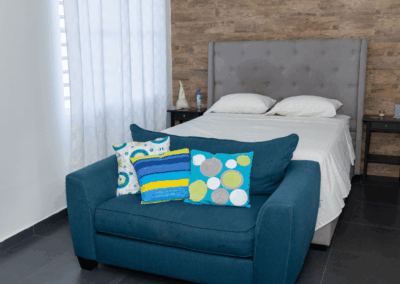 sillón azul en habitación acogedora de Casa Amatista