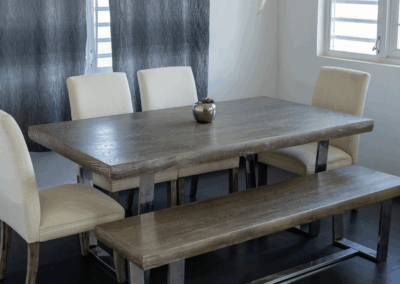 mesa de comedor en interior de Casa Amatista