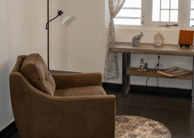 sillón de descanso en sala acogedora de Casa Amatista