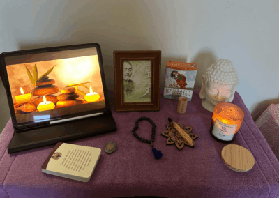altar espiritual con velas, cristales y objetos de meditación