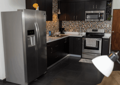 cocina moderna con electrodomésticos en Casa Amatista