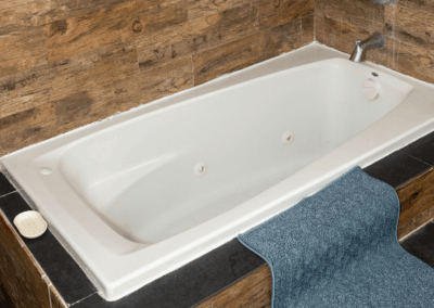 bañera en baño moderno de Casa Amatista